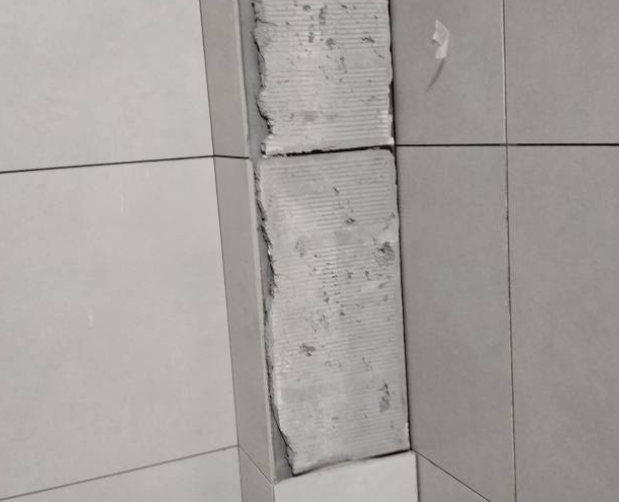 灵石瓷砖空鼓维修公司分享下瓷砖施工前基层浇水润湿程度不足，可能导致以下问题